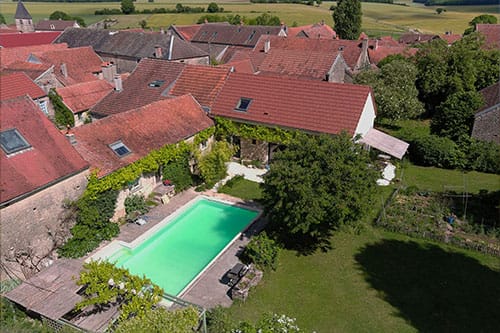 Vue aérienne par drone d'une résidence avec piscine